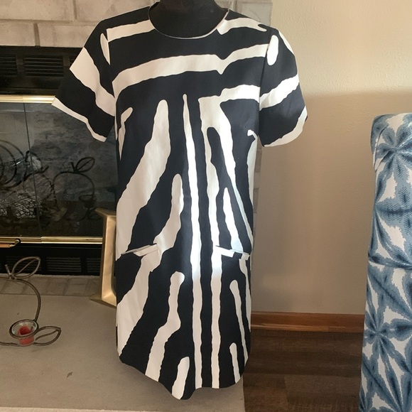Carolina Herrera Dress.  Size 6. Black and Cream. Pristine condition - Picture 1 of 9